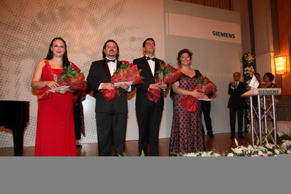 (Soldan sağa) Nihan İnan, Alper Göçeri, Cem Beran Sertkaya, Deniz Yetim